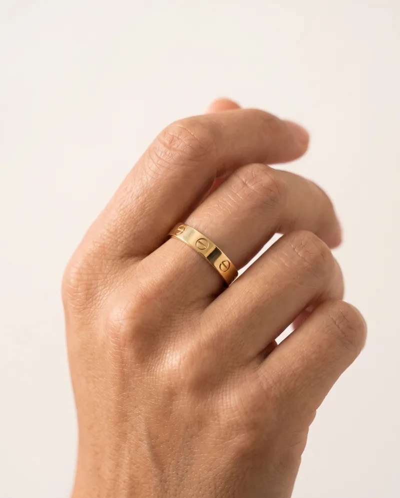 Side: the same ring scene from a new angle